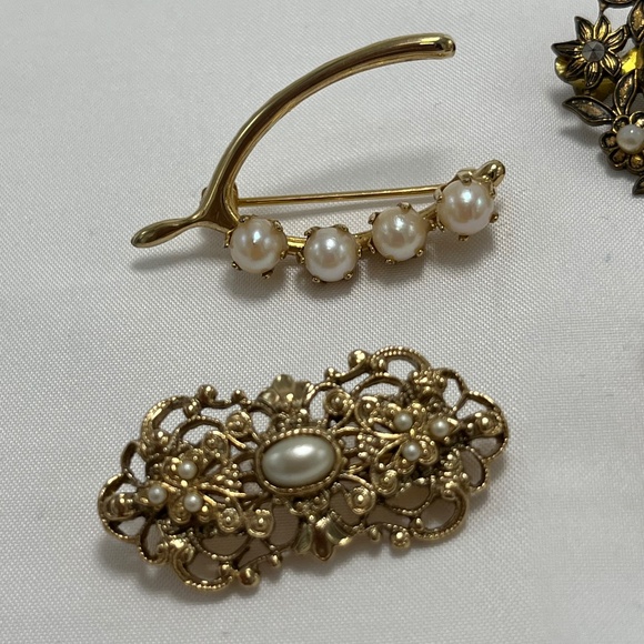 Multiple Vintage Costume Jewelry Brooches/Pins.  Gold Tone. - Picture 2 of 10